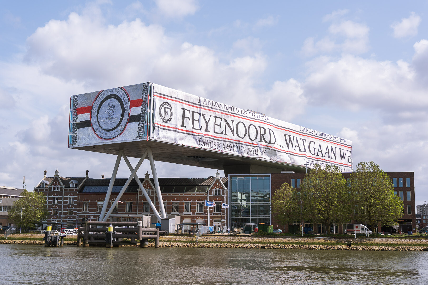 Het nieuwe hoofdkantoor van JEX is aangekleed met het grootste Nederlandse spandoek ooit